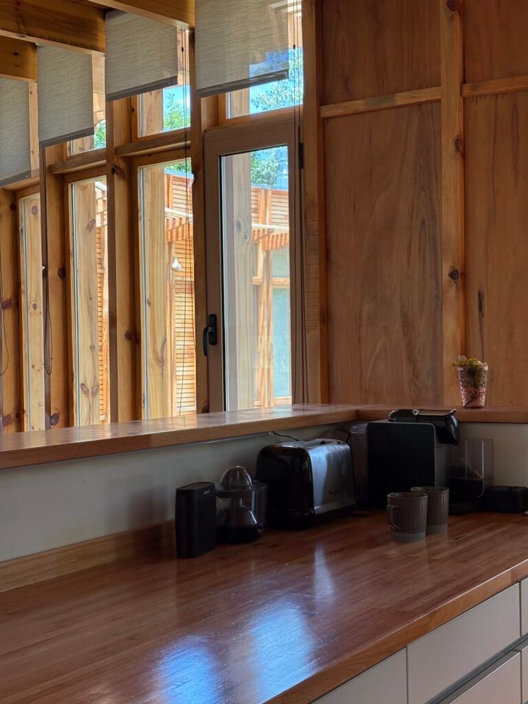 Casa Curva con revestimiento de madera