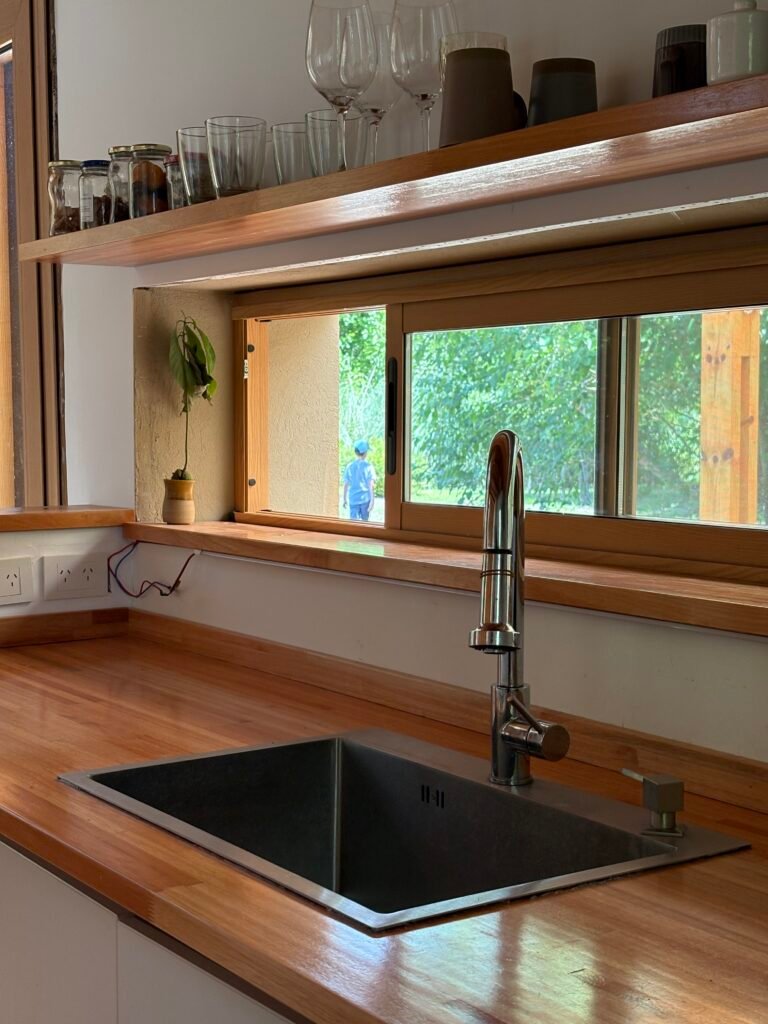 Casa Curva con revestimiento de madera