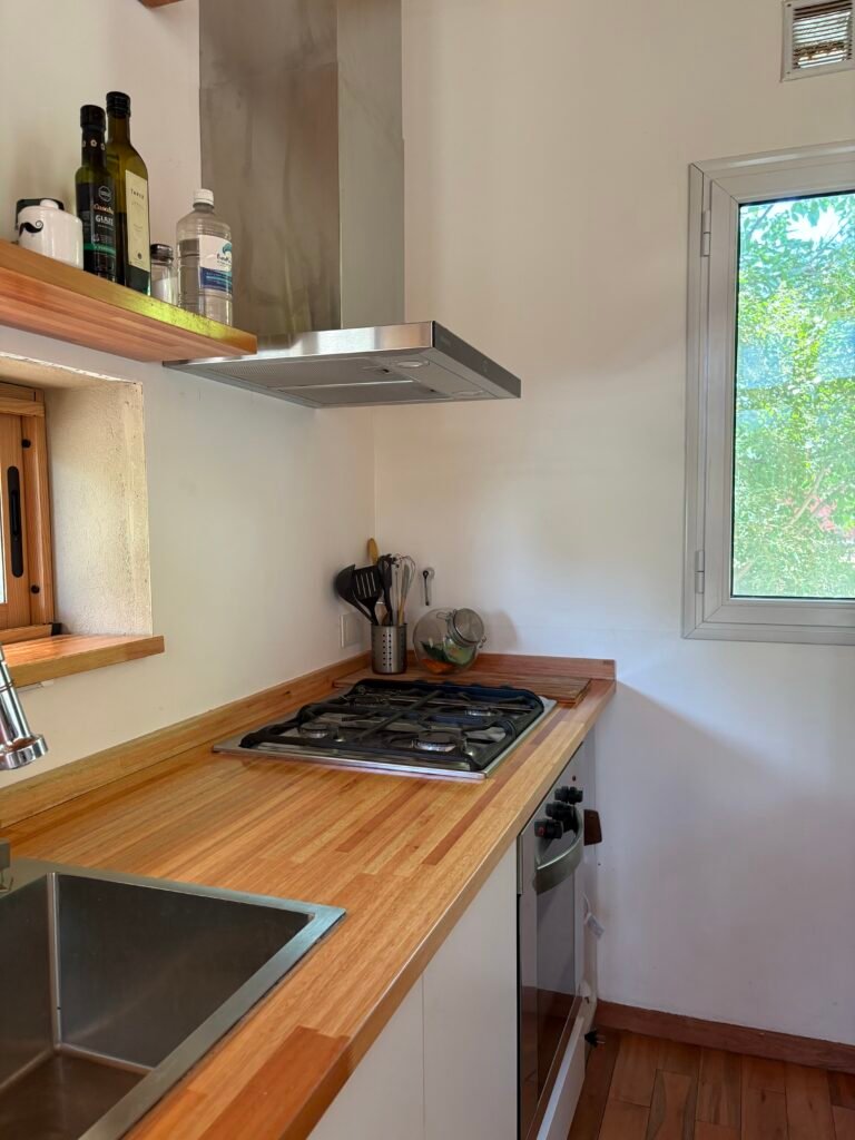 Casa Curva con revestimiento de madera