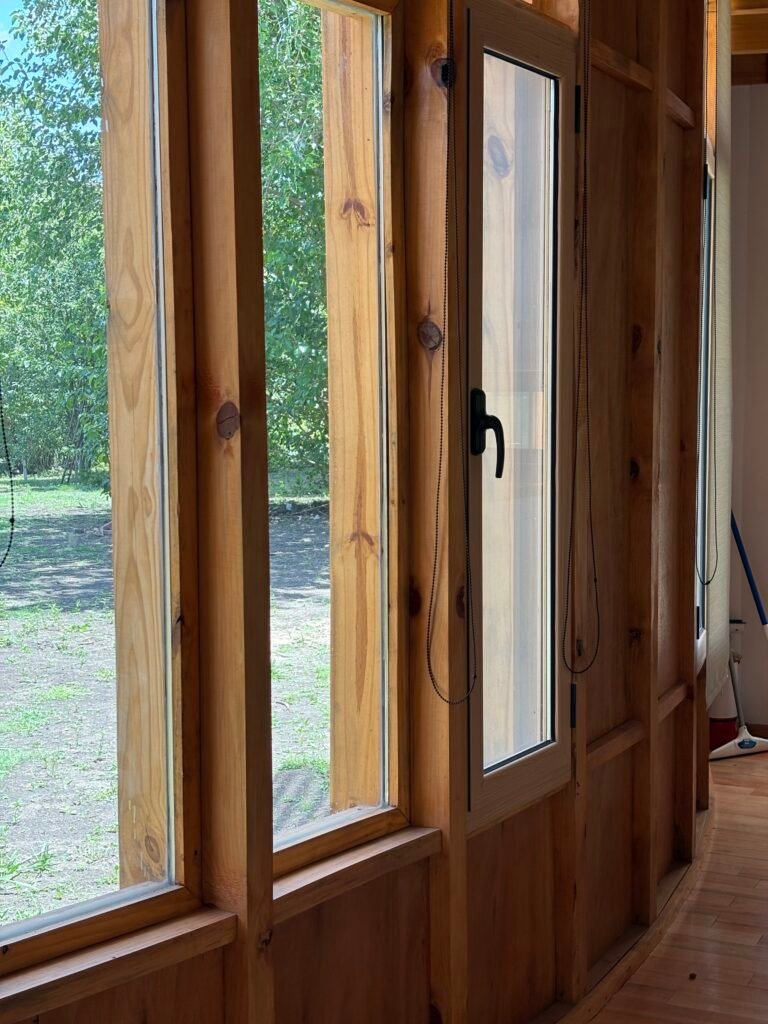 Casa Curva con revestimiento de madera