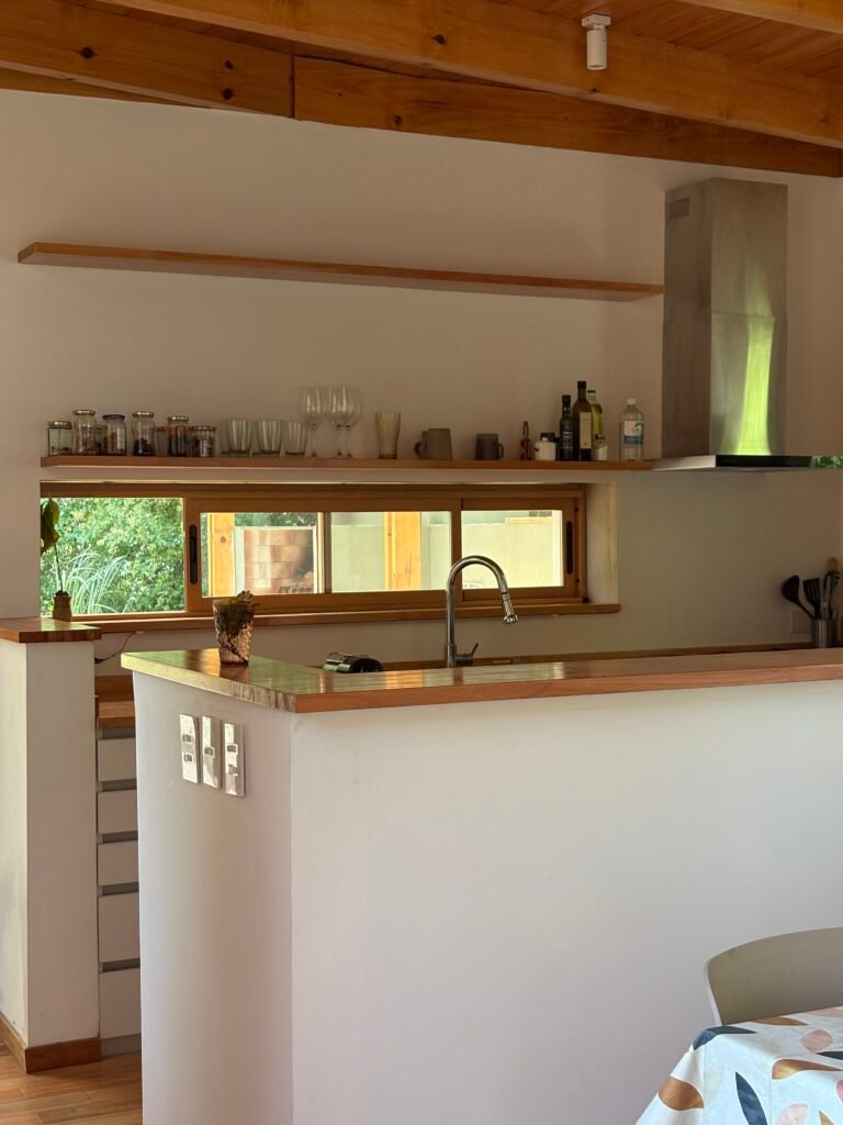 Casa Curva con revestimiento de madera