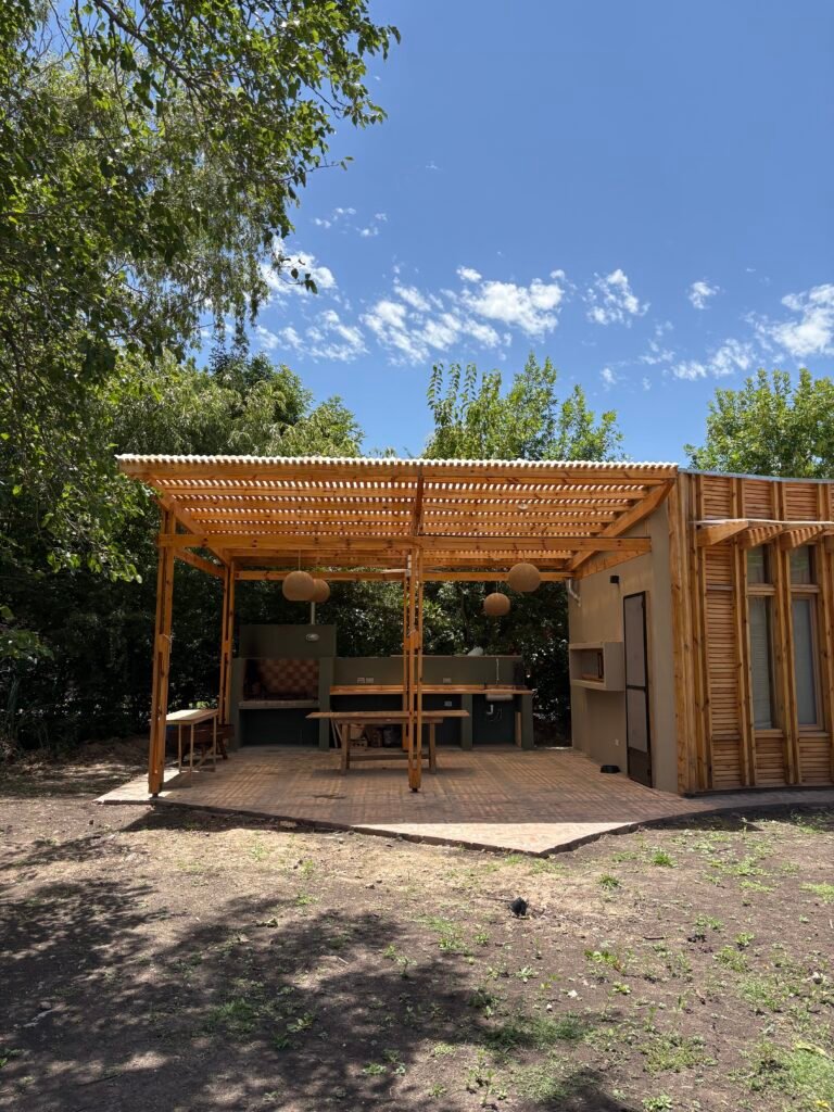 Casa Con Galería De Madera Curva y Quinchito