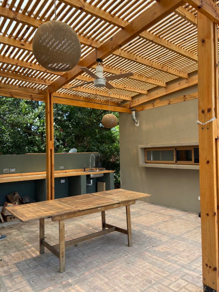 Casa Con Galería De Madera Curva y Quinchito