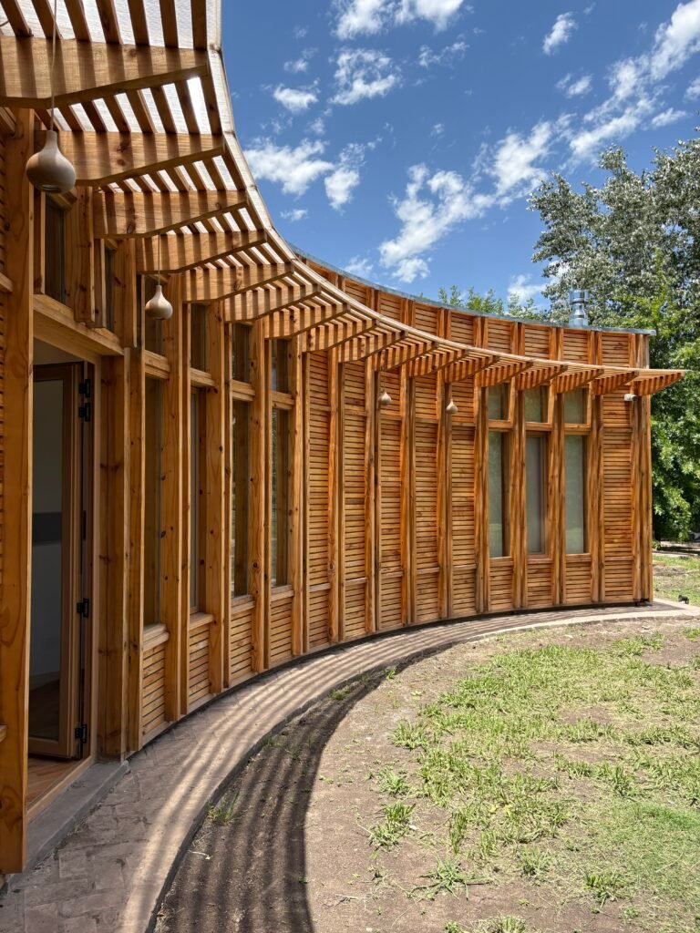 Casa Con Galería De Madera Curva