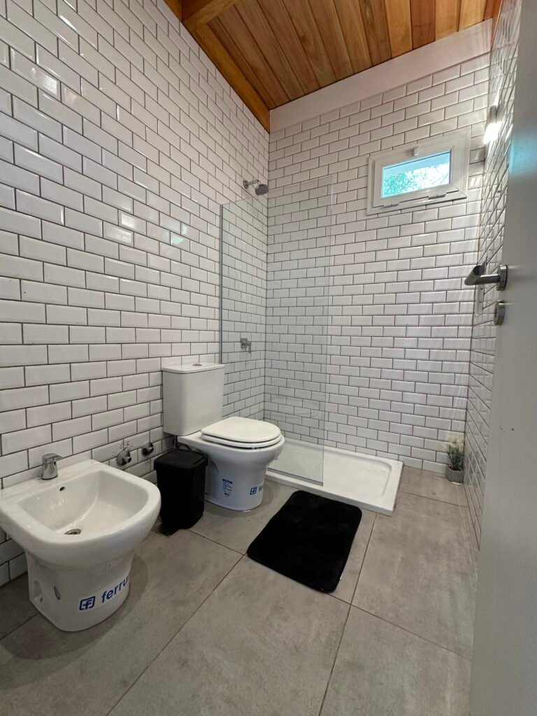 Casa Curva con revestimiento de madera