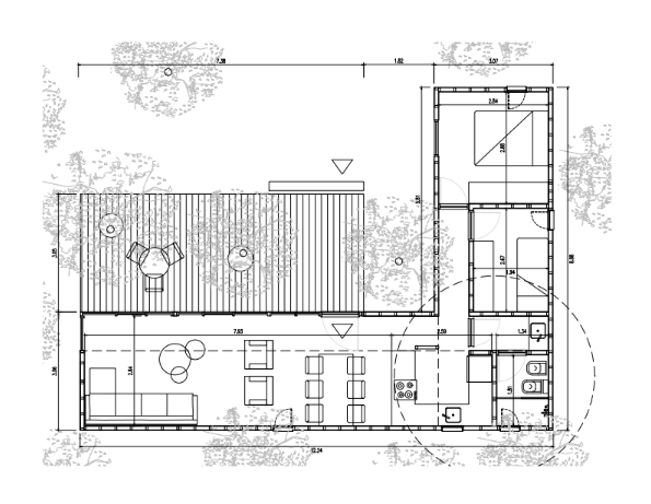 Casa en L integrada a arboles, con deck exterior planos