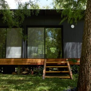 Casa en el delta sobre pilotes con revestimiento exterior de madera