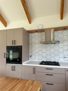 cocina en L en wood frame