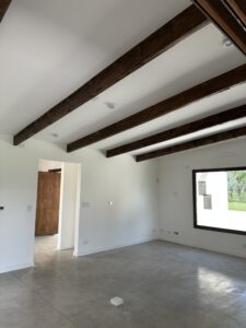 dormitorio con vigas a la vista