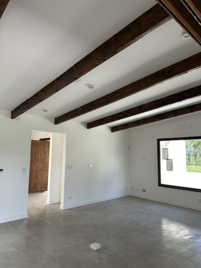 dormitorio con vigas a la vista