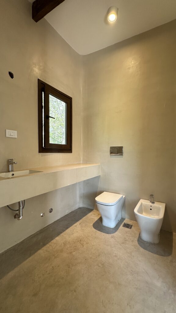 baño de cemento alisado