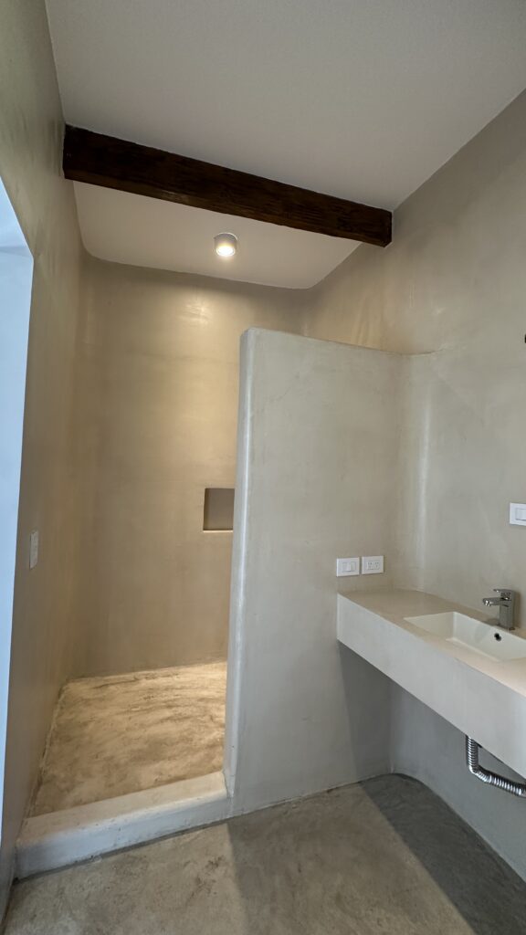 baño con revestimiento de cemento alisado