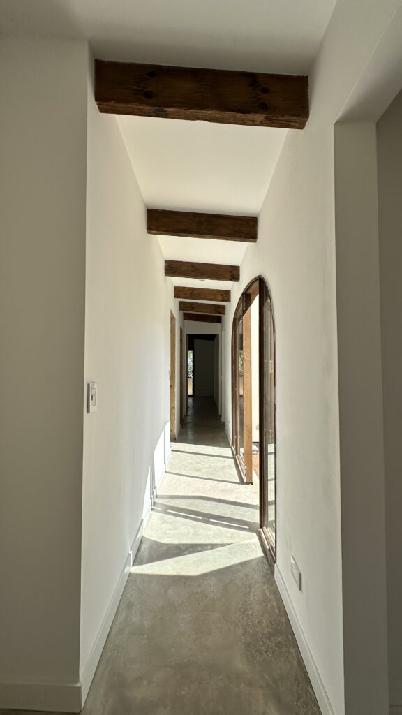 pasillo con vigas a la vista