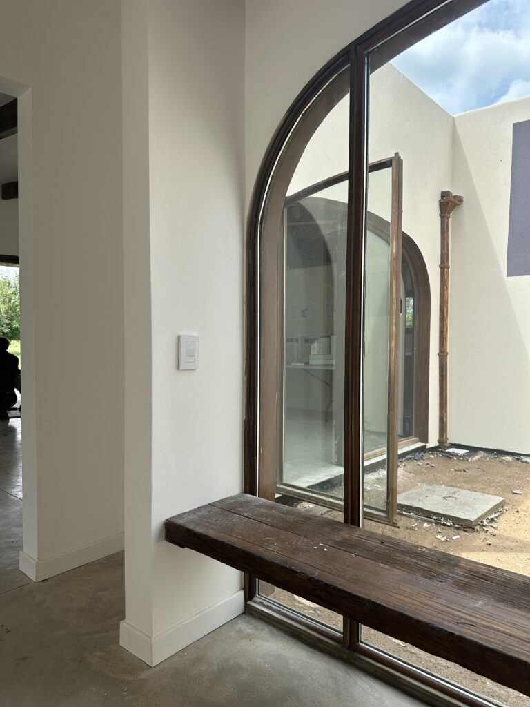 patio interno con aberturas curvas