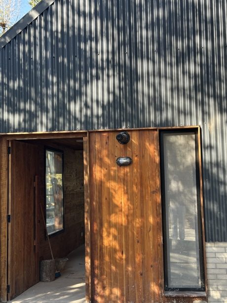 Casa con entrepiso y lucarna revestida en chapa y tejas