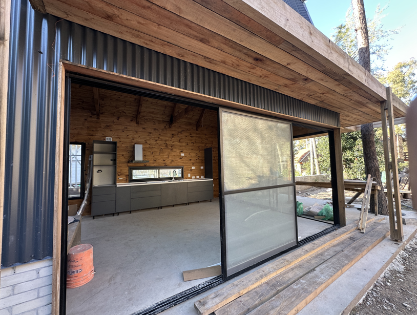 Casa con entrepiso y lucarna revestida en chapa y tejas