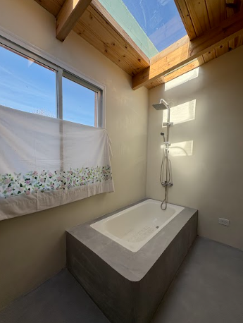 baño de microcemento con lucarna