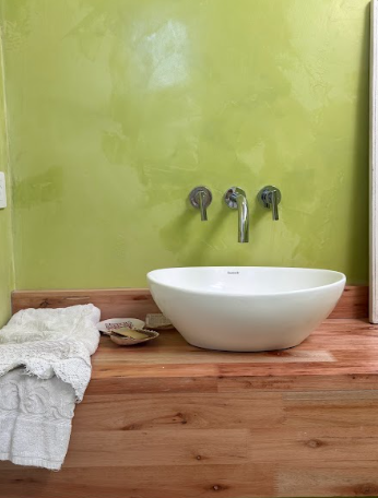 baño de microcemento con lucarna