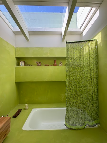 baño de microcemento con lucarna