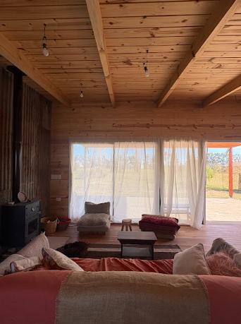 living comedor con revestimiento de madera y chapa oxidada