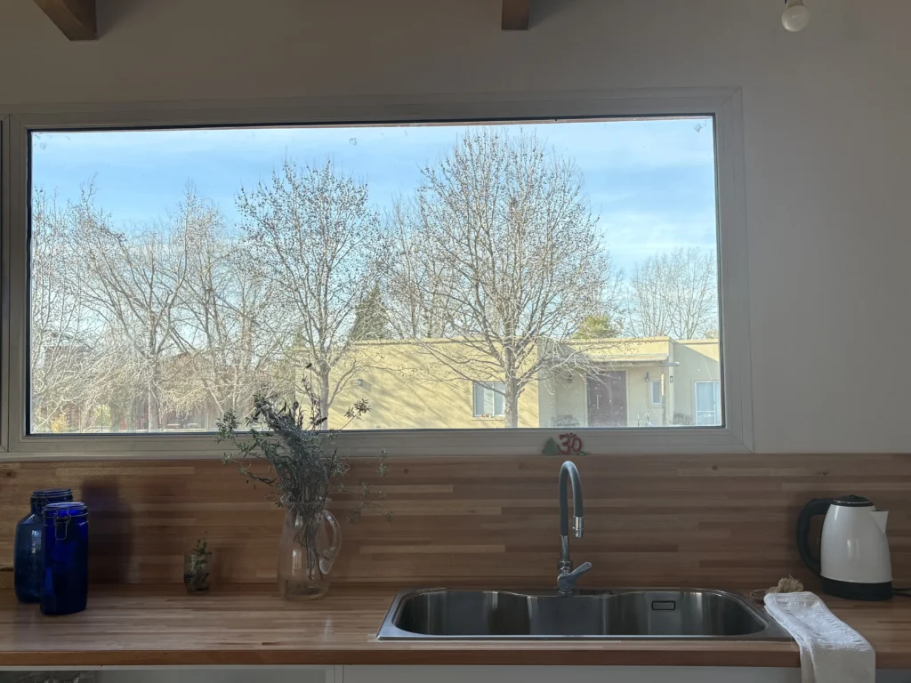 cocina casa con revestimiento de madera