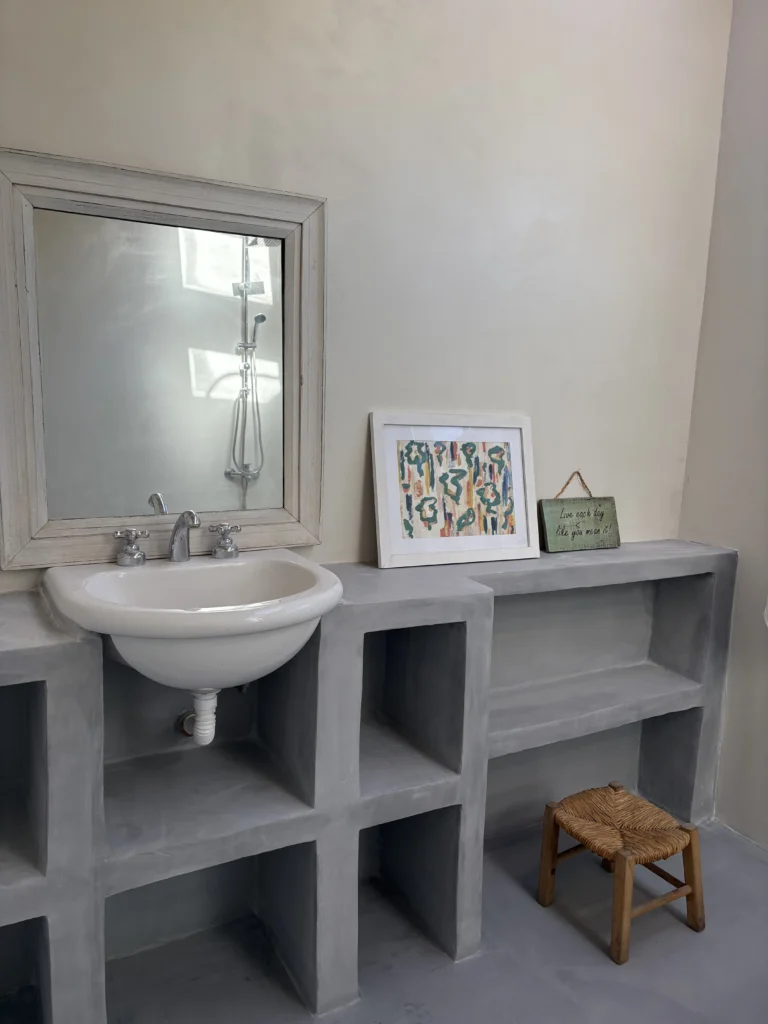 baño de microcemento con lucarna