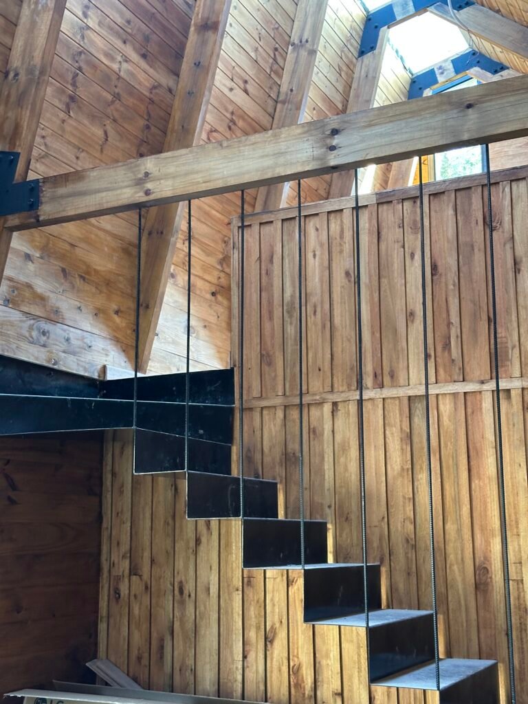 Casa con entrepiso y lucarna