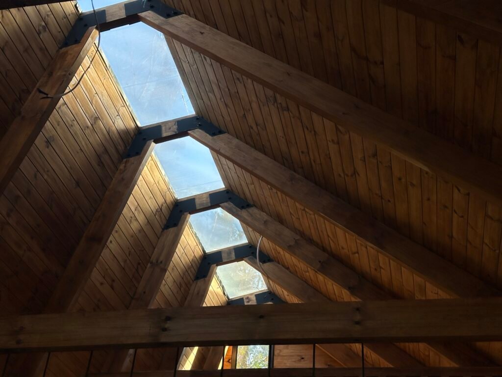 Casa con entrepiso y lucarna