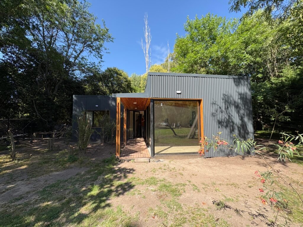 Playroom independiente revestido en chapa negra