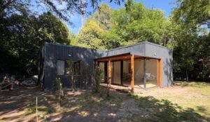 Playroom independiente revestido en chapa negra