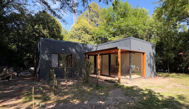 Playroom independiente revestido en chapa negra