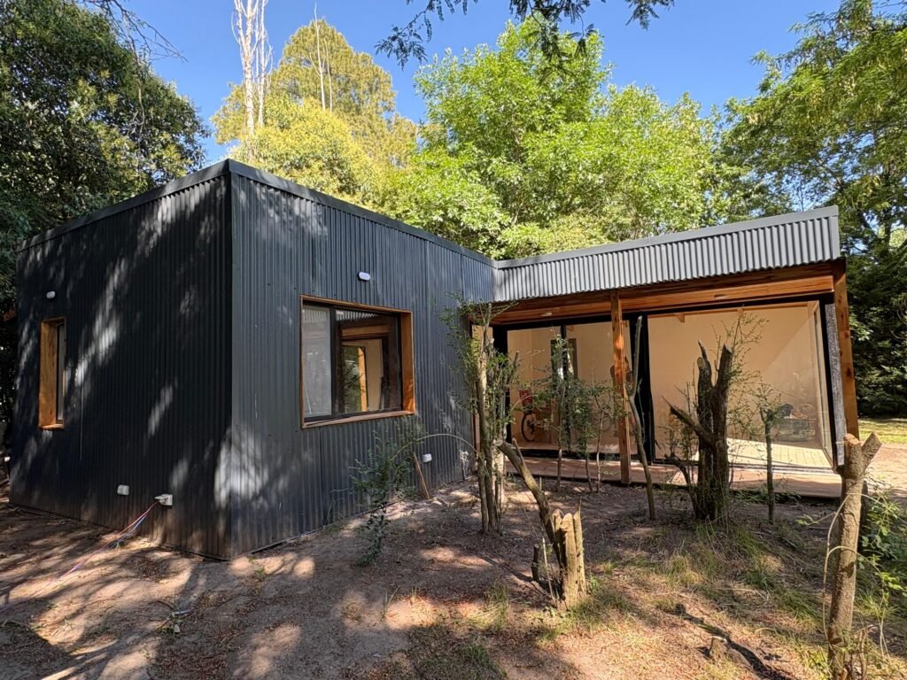 Playroom independiente revestido en chapa negra