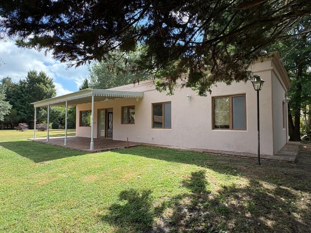 exterior casa con terminaciones de tarquini molduras rosa