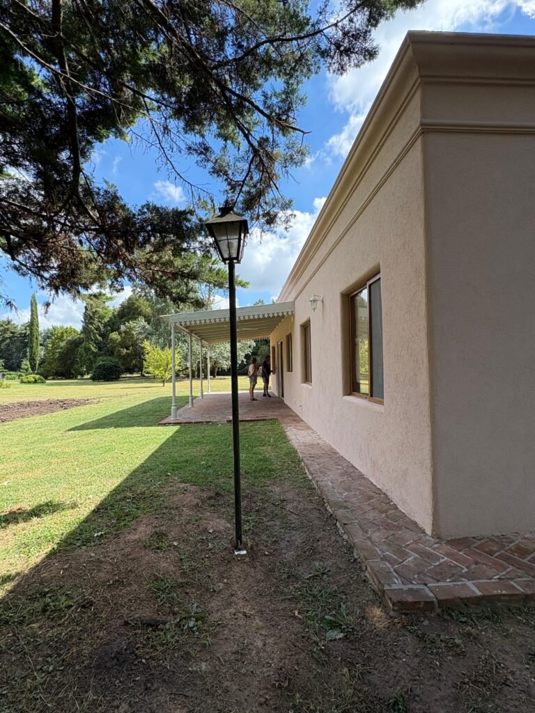 exterior casa con molduras de tarquini