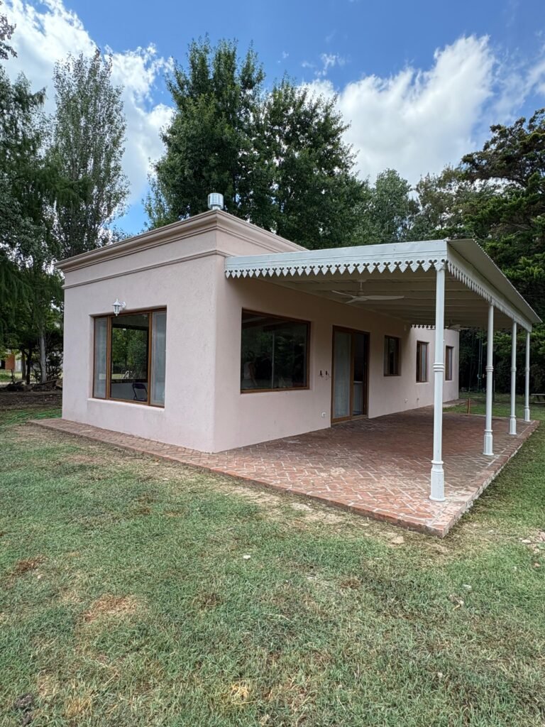 exterior casa con molduras de tarquini