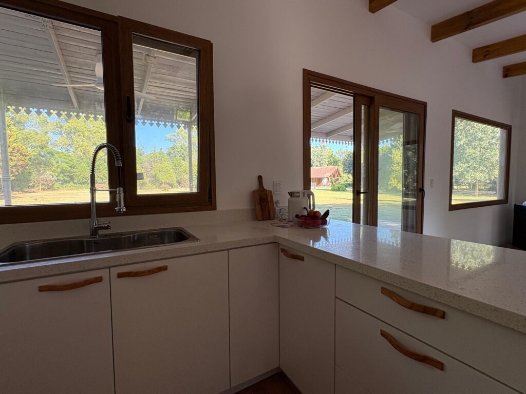 cocina en wood frame mueble blanco