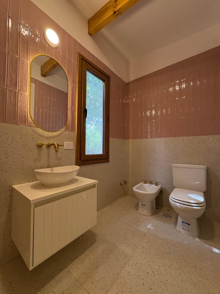 interior baño rosa y dorado wood frame